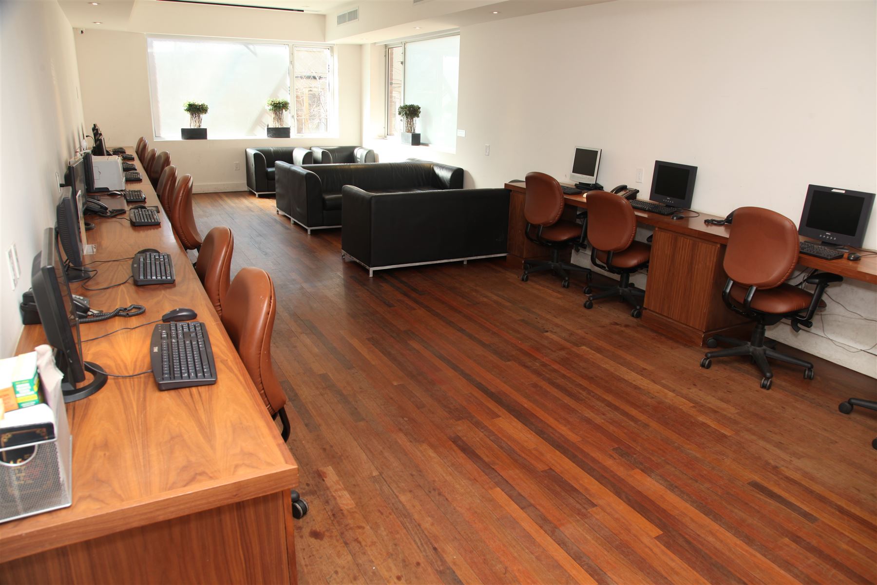 The Shluchim Lounge with workstations and seating