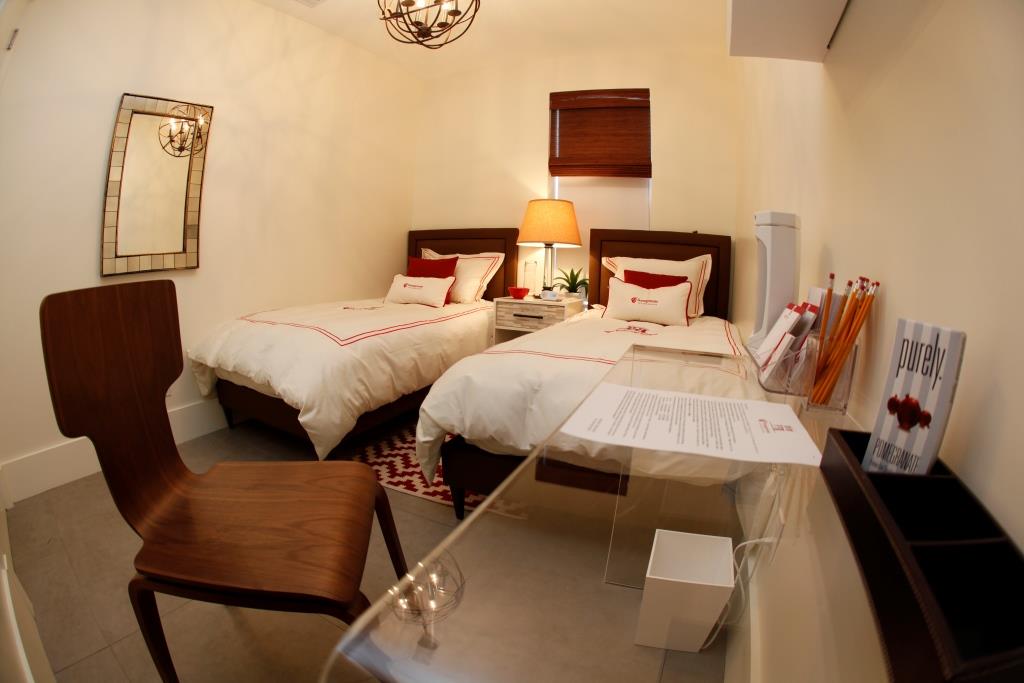 A twin bedroom at the Shluchim Suites